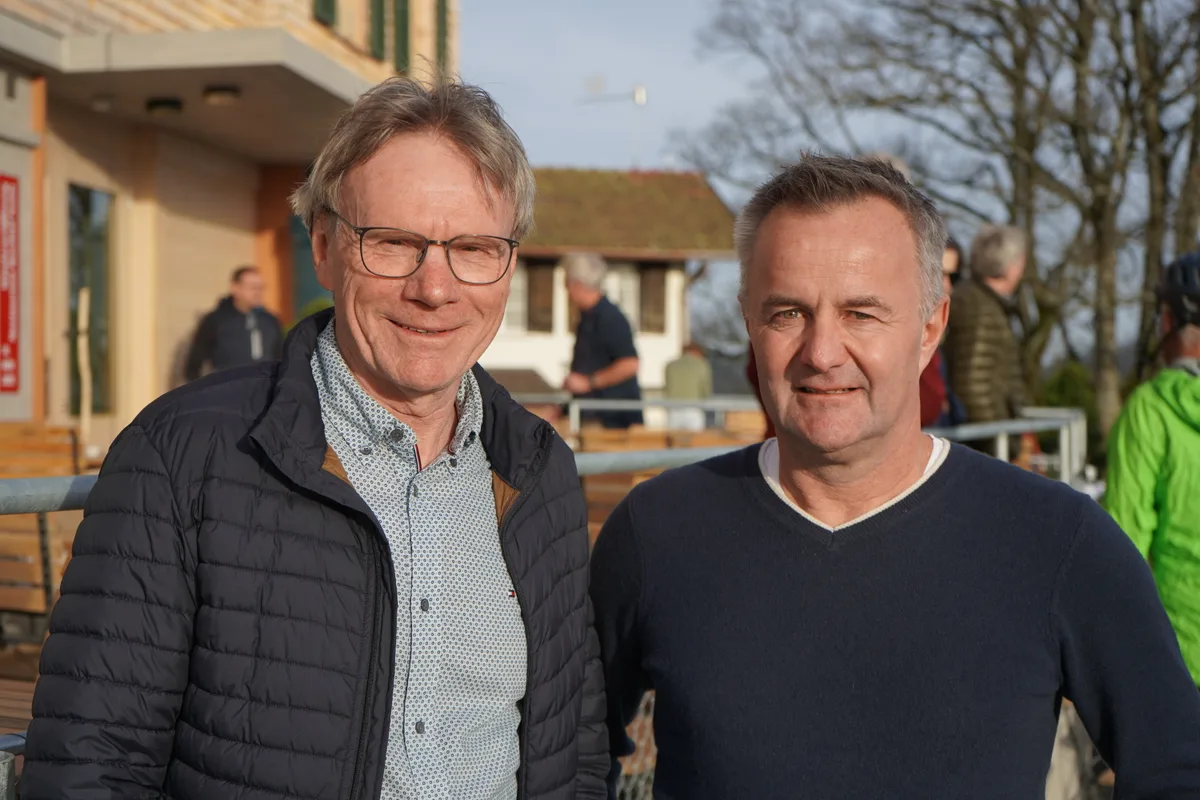 Man sieht zwei Männer. 